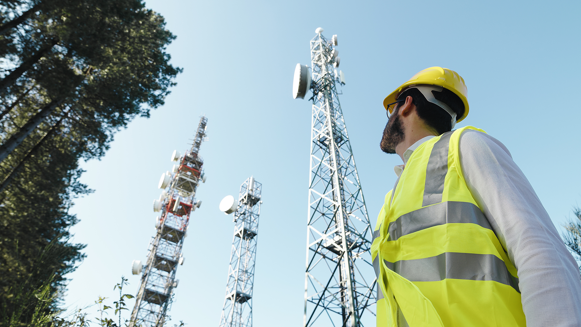 technical-maintenance-goes-to-the-telecommunicatio (web rev)