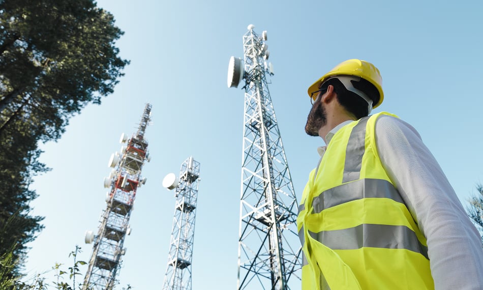 technical-maintenance-goes-to-the-telecommunication